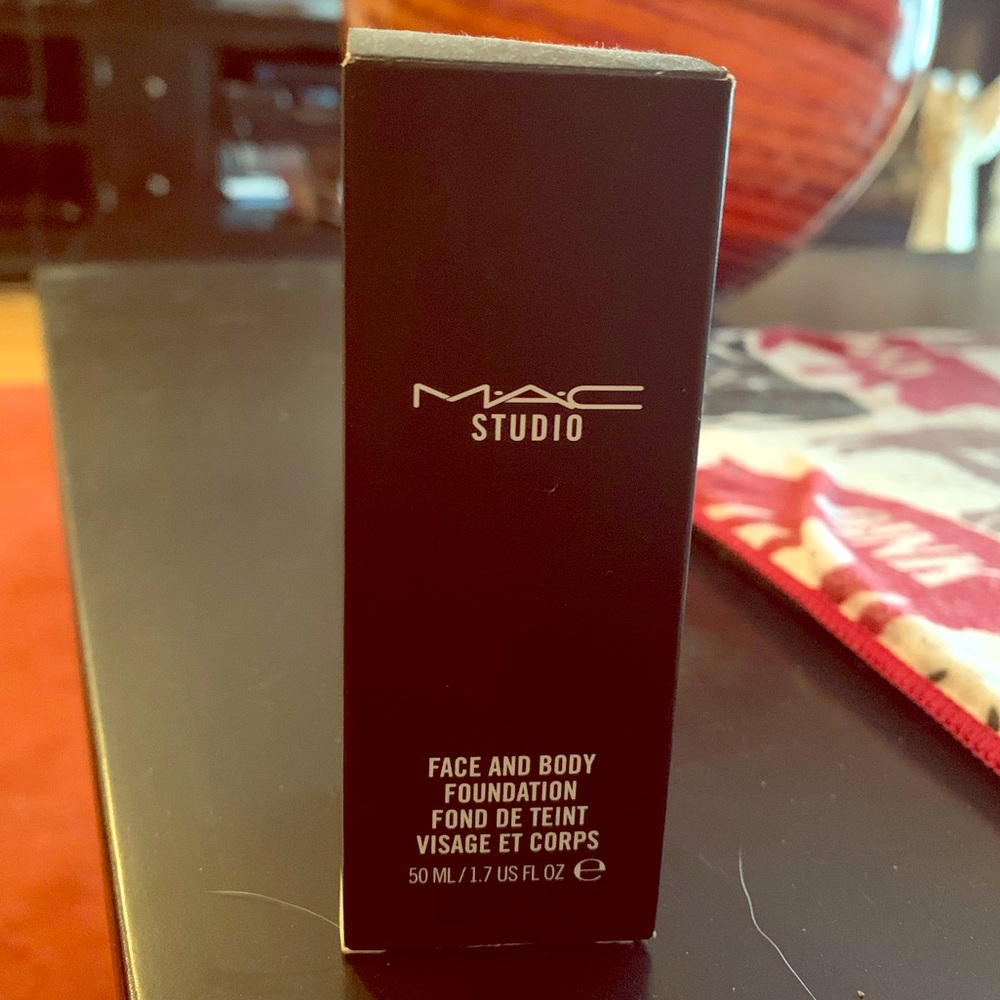 COPY - MAC Studio Face And Body Foundation C6
